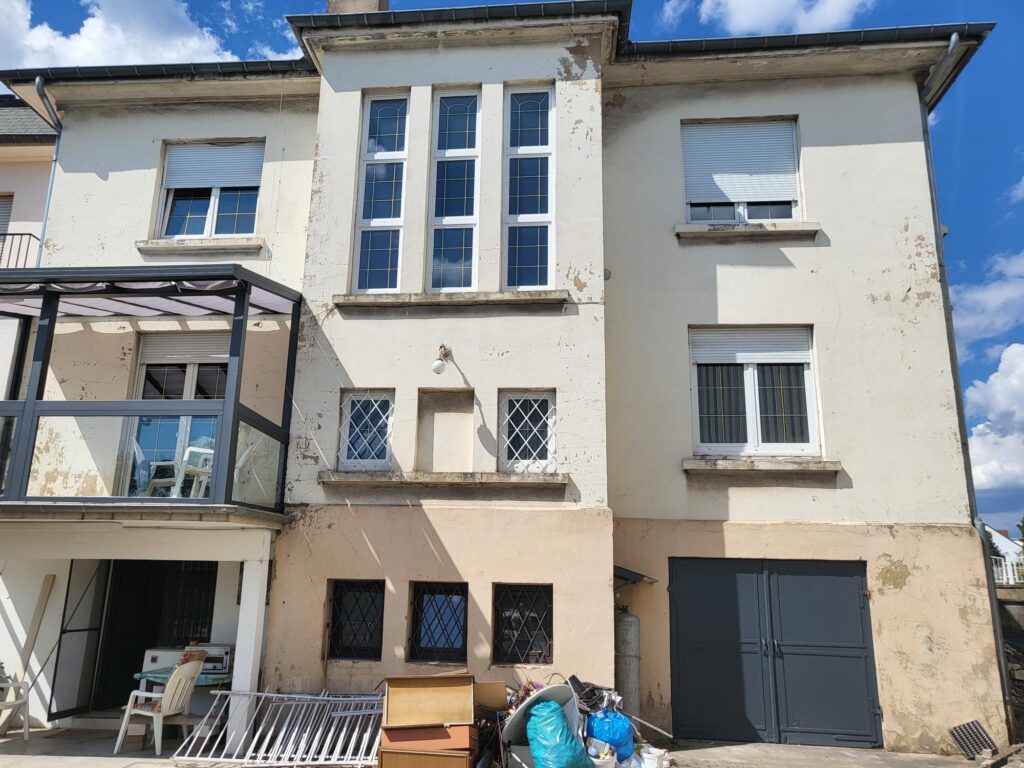 rénovation maison Moselle Sarreguemines - isolation combles Moselle Forbach - travaux toiture Moselle Thionville - couverture toiture zinc Moselle Metz - traitement humidité bâtiment Moselle Sarreguemines - étanchéité toiture Moselle Forbach - pose Velux Moselle Thionville - traitement charpente Moselle Metz - traitement façade et ravalement Moselle Sarreguemines - gouttières zinguerie Moselle Forbach - réparation toiture dégâts infiltration Moselle Thionville - démoussage toiture Moselle Metz - artisan rénovation local Moselle Sarreguemines - avis clients rénovation Moselle Forbach - chantier rénovation avant-après Moselle Thionville - devis rénovation maison Moselle Metz - expert rénovation thermique Moselle Sarreguemines - isolation laine soufflée Moselle Forbach - étanchéité membrane toiture Moselle Thionville