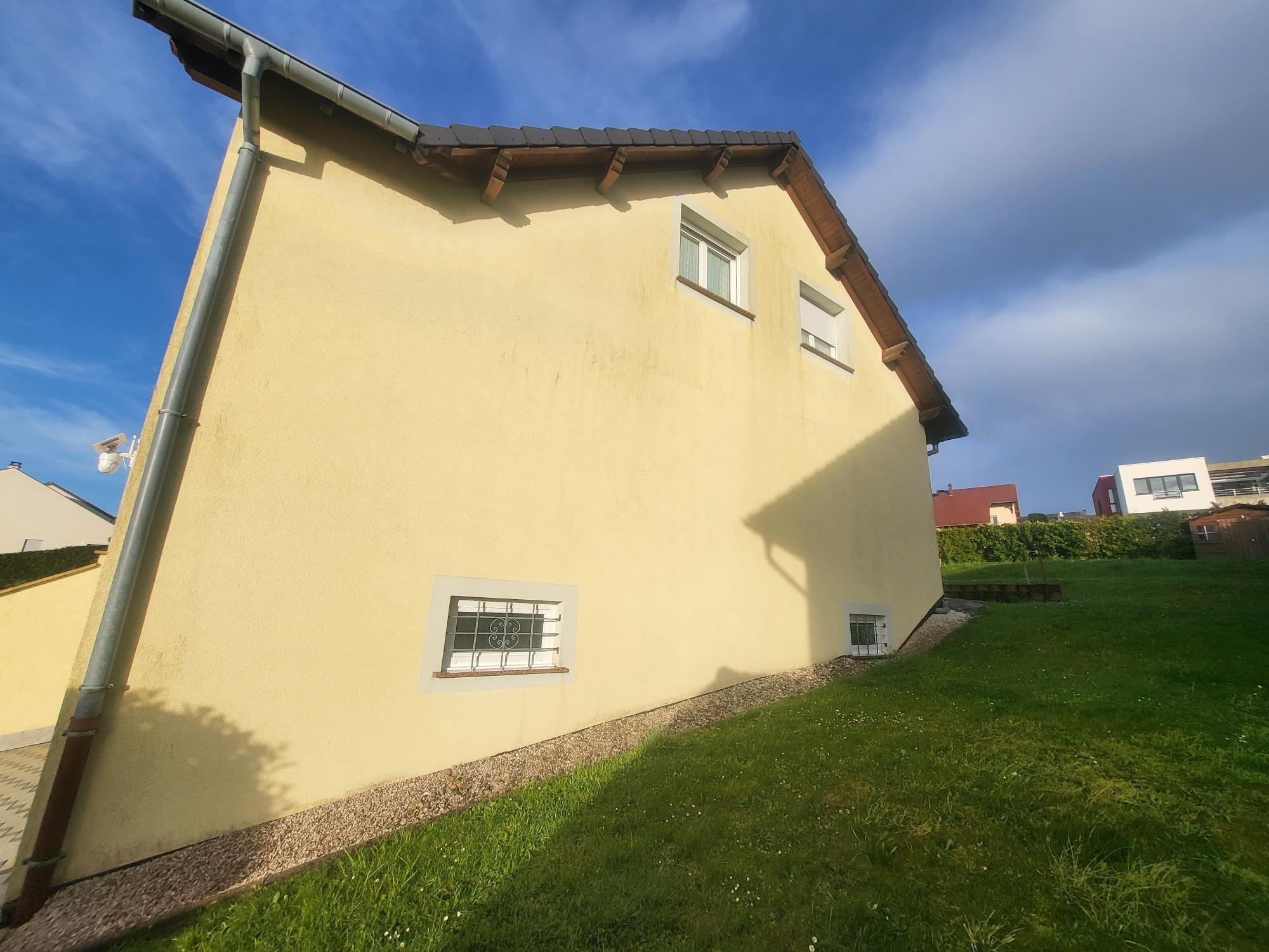 imgi_38_20240404_185648 rénovation maison Moselle Sarreguemines - isolation combles Moselle Forbach - travaux toiture Moselle Thionville - couverture toiture zinc Moselle Metz - traitement humidité bâtiment Moselle Sarreguemines - étanchéité toiture Moselle Forbach - pose Velux Moselle Thionville - traitement charpente Moselle Metz - traitement façade et ravalement Moselle Sarreguemines - gouttières zinguerie Moselle Forbach - réparation toiture dégâts infiltration Moselle Thionville - démoussage toiture Moselle Metz - artisan rénovation local Moselle Sarreguemines - avis clients rénovation Moselle Forbach - chantier rénovation avant-après Moselle Thionville - devis rénovation maison Moselle Metz - expert rénovation thermique Moselle Sarreguemines - isolation laine soufflée Moselle Forbach - étanchéité membrane toiture Moselle Thionville