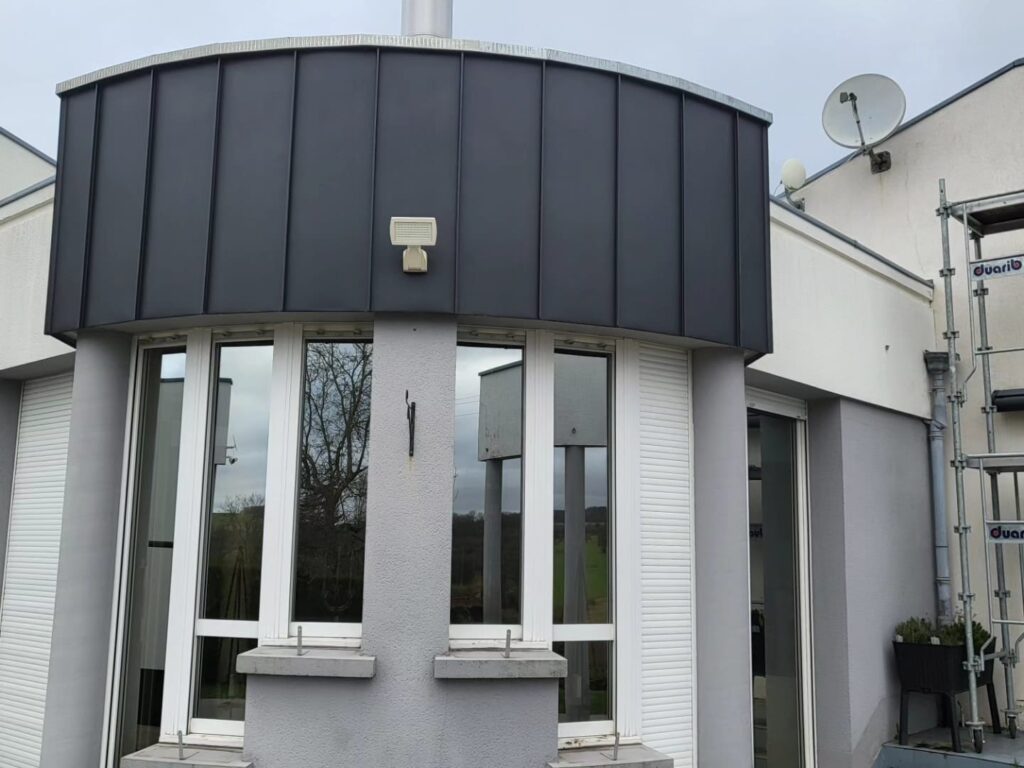 rénovation maison Moselle Sarreguemines - isolation combles Moselle Forbach - travaux toiture Moselle Thionville - couverture toiture zinc Moselle Metz - traitement humidité bâtiment Moselle Sarreguemines - étanchéité toiture Moselle Forbach - pose Velux Moselle Thionville - traitement charpente Moselle Metz - traitement façade et ravalement Moselle Sarreguemines - gouttières zinguerie Moselle Forbach - réparation toiture dégâts infiltration Moselle Thionville - démoussage toiture Moselle Metz - artisan rénovation local Moselle Sarreguemines - avis clients rénovation Moselle Forbach - chantier rénovation avant-après Moselle Thionville - devis rénovation maison Moselle Metz - expert rénovation thermique Moselle Sarreguemines - isolation laine soufflée Moselle Forbach - étanchéité membrane toiture Moselle Thionville